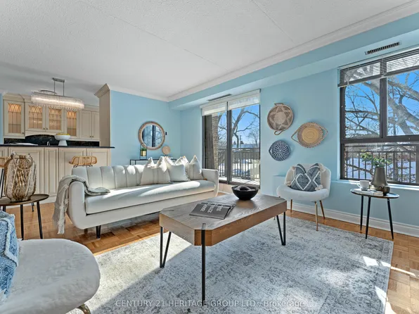 15390 Yonge St #Penthouse 1, Aurora, ON L4G 1N8