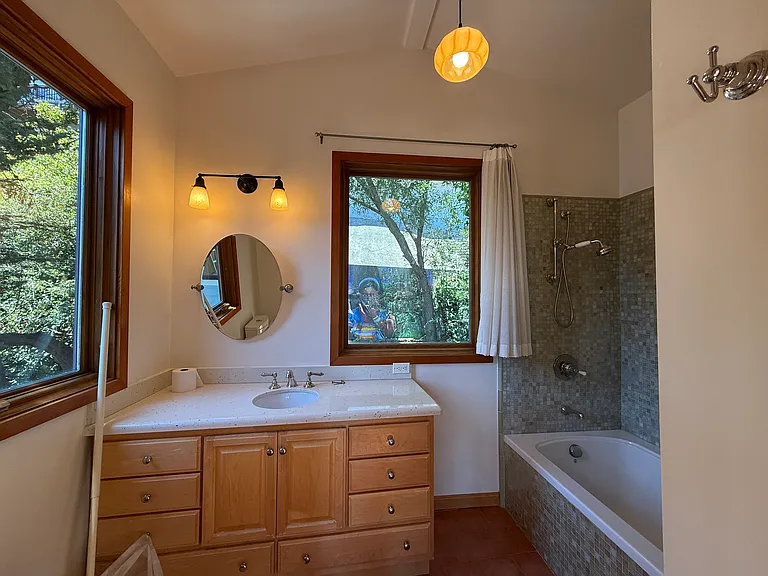 980 Corbett Ave — Photo 4