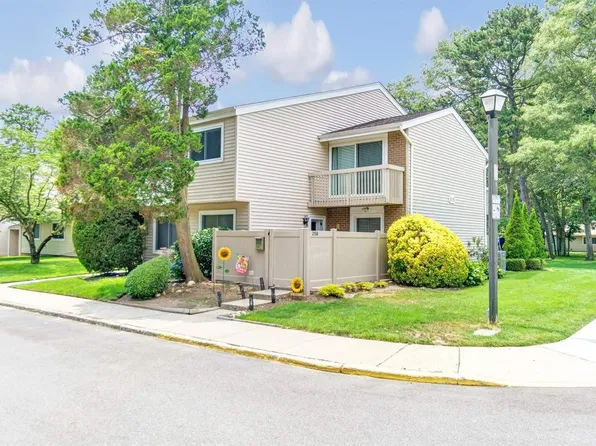 215 A Springmeadow Drive #A, Holbrook, NY 11741