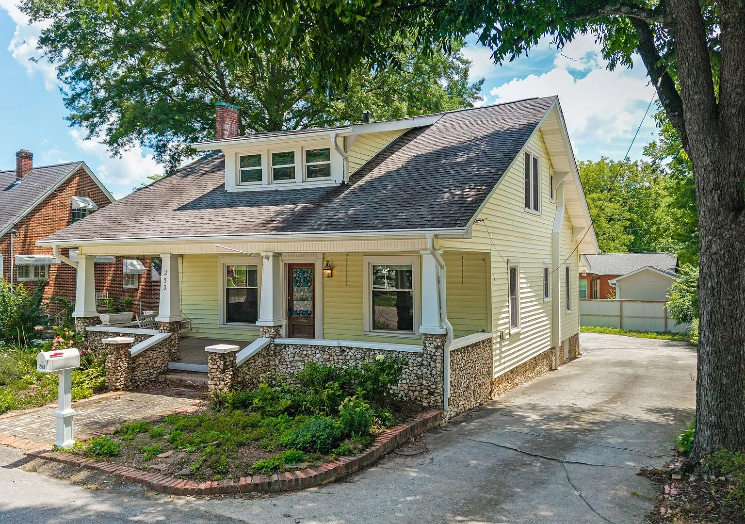 Historic Luxury Home Near Deer Park with Two-Car Garage — Photo 1
