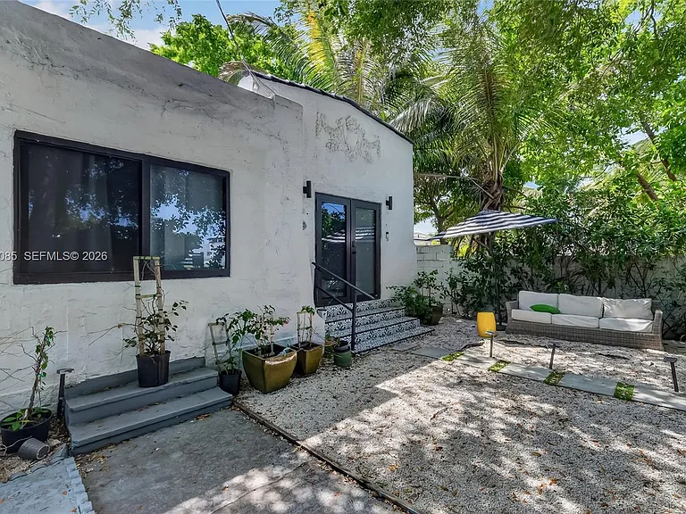 8280 NE 1st Pl — Photo 2
