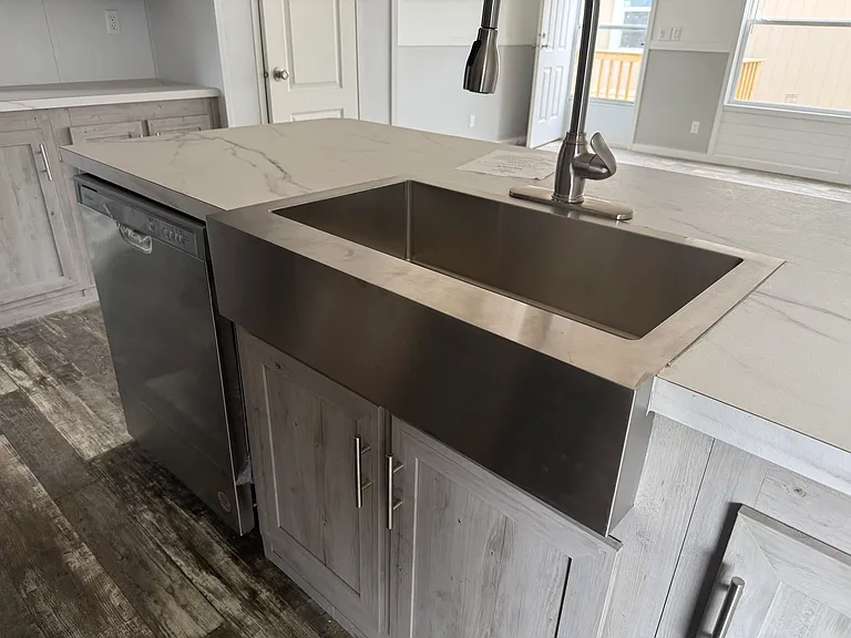 Island farmhouse sink