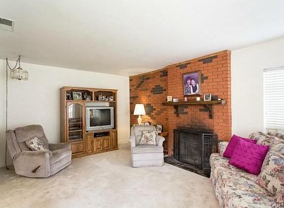3rd image of 402 Kingsford St
