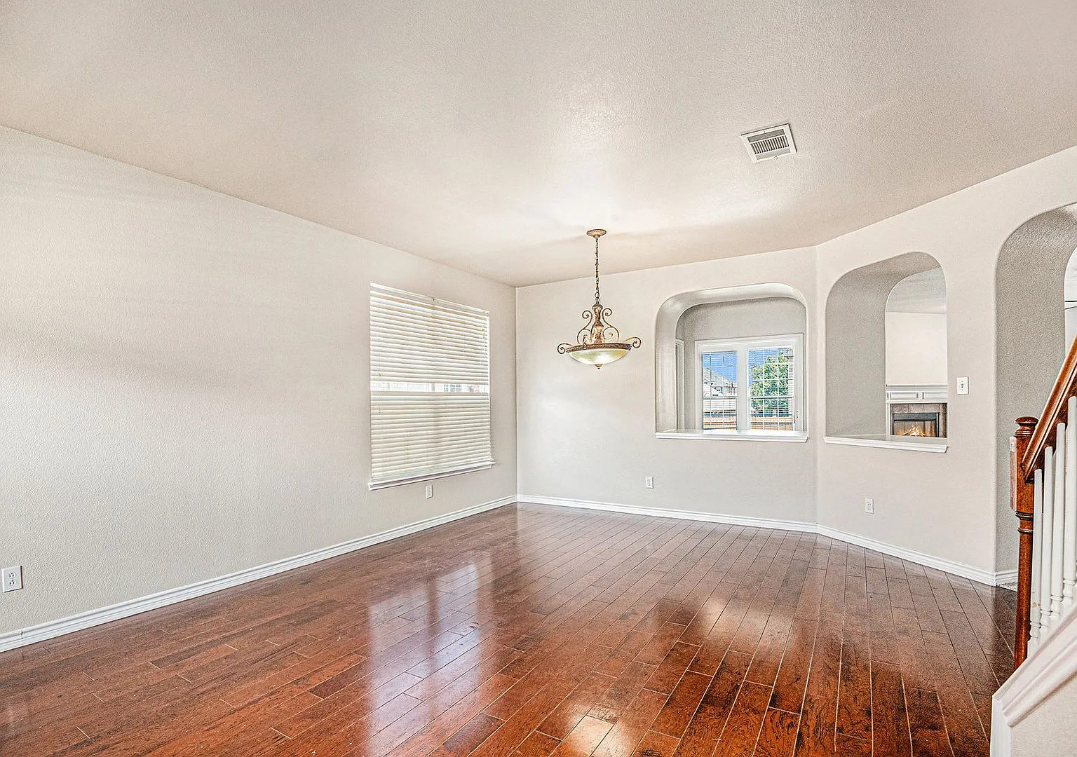 Discover this charming 3-bedroom, 2.5-bathroom two-story home in Euless, TX, perfect for families. — Photo 2