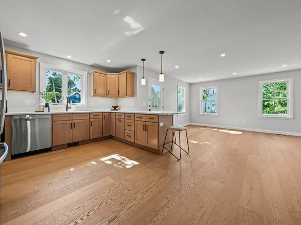 9 4th Ave #9, Haverhill, MA 01830