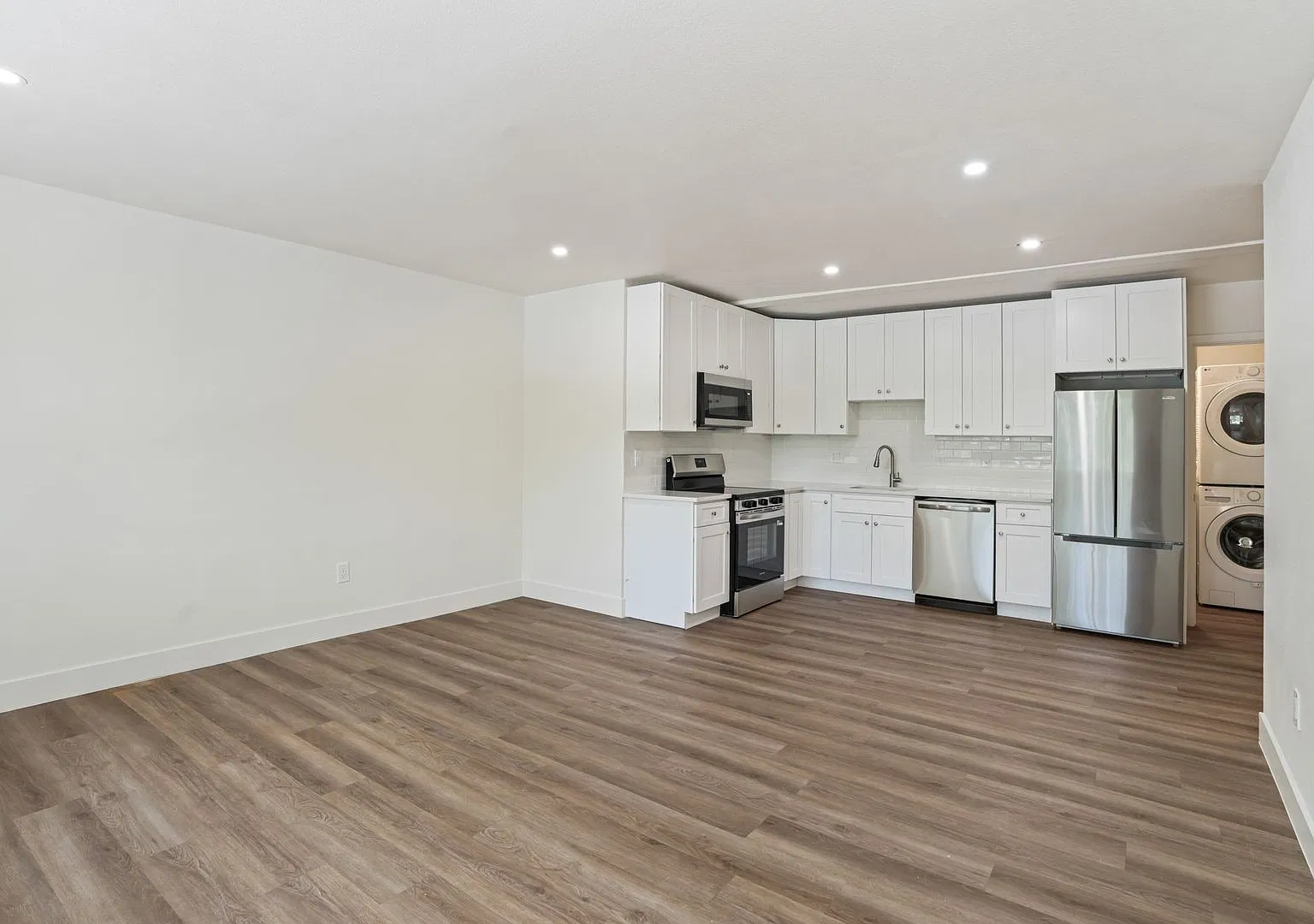 Renovated 5-Bed, 4-Bath on The Hill Just 3 Blocks from Campus! — Photo 4