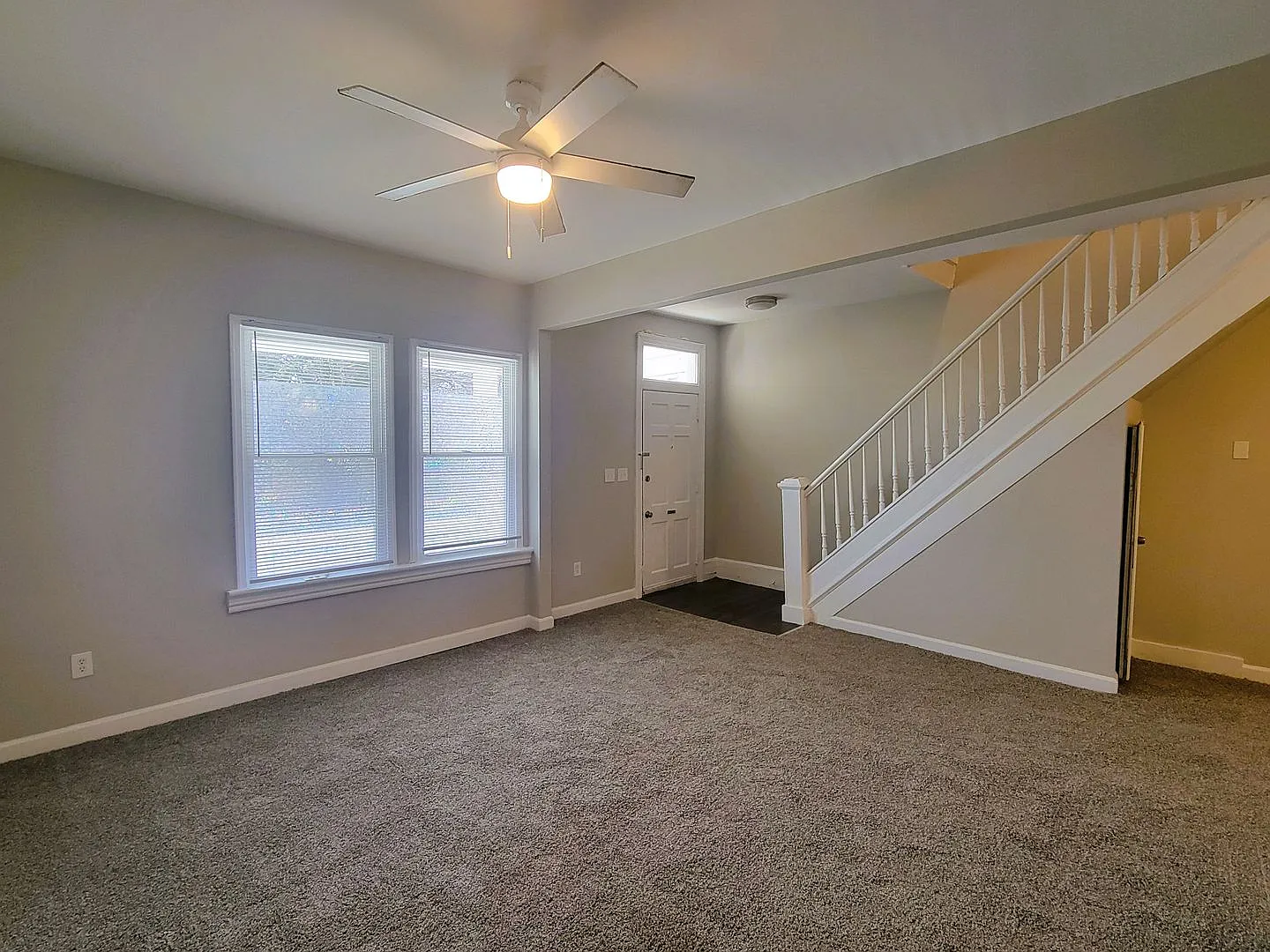 Remodeled rowhouse in Manchester — Photo 2