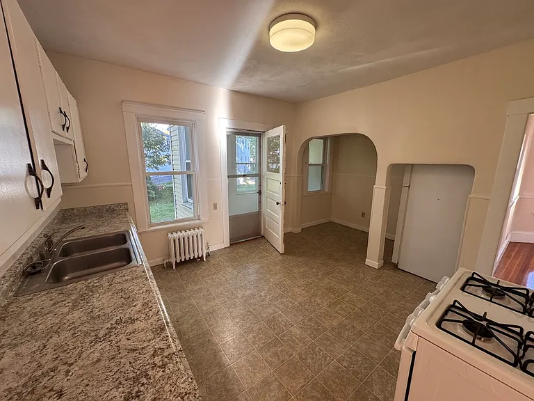 44 Wilson Ave — Photo 3