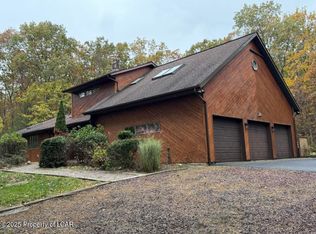608 Laurel Lakes Dr, Mountain Top, PA 18707