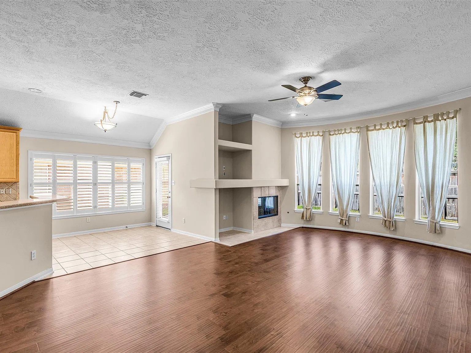 3 bed, 2.0 bath, 2261 sqft, $3,000 — Photo 2