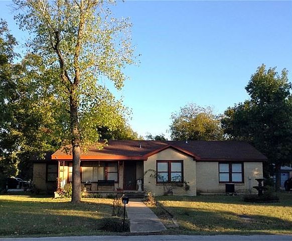 Gorgeous home on huge corner lot in the heart of downtown Elgin.