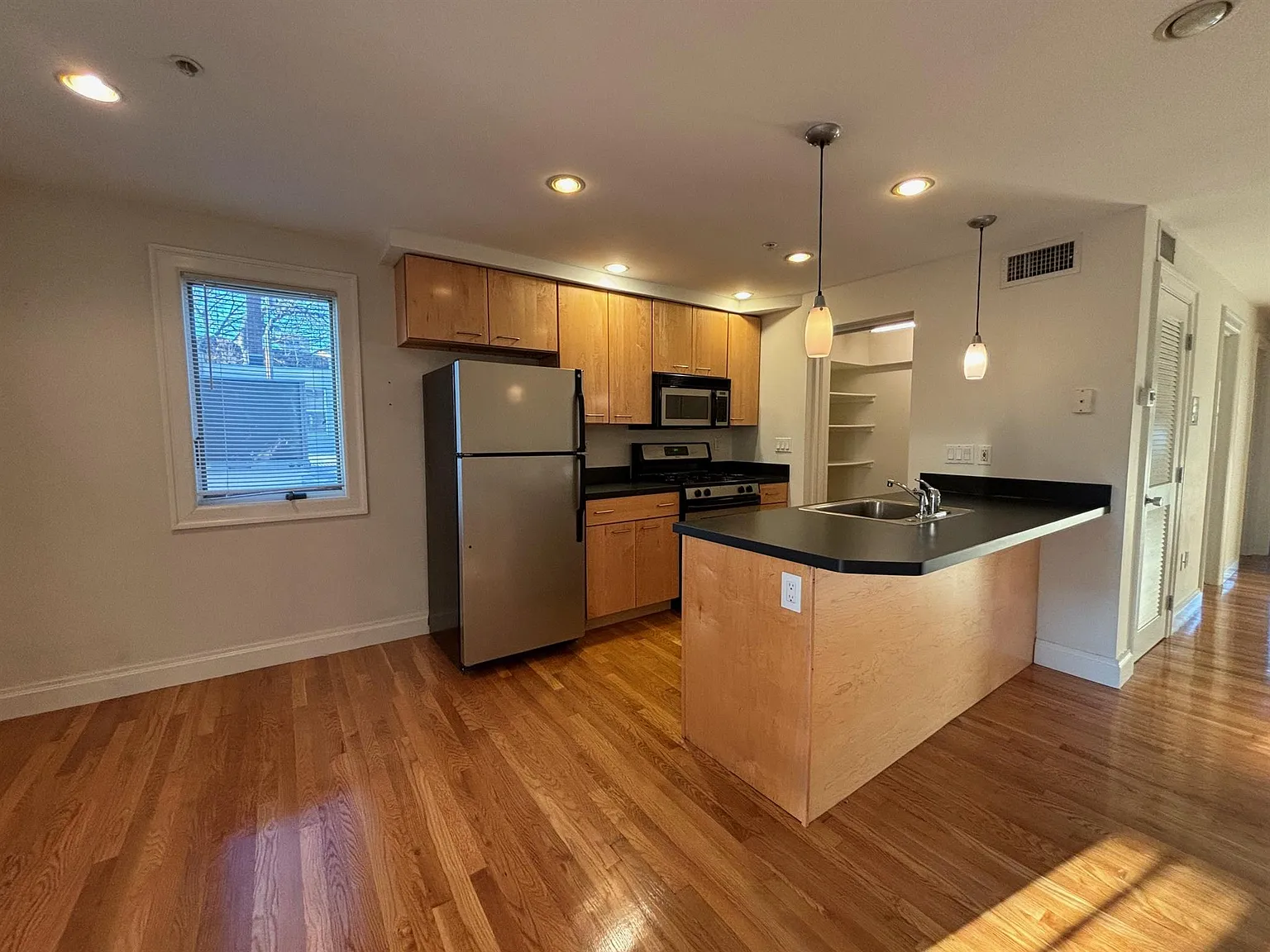 2 bed, 850 sqft, $3,700 — Photo 2