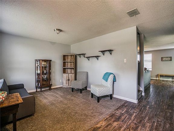3rd image of 2919 Jamestown Dr