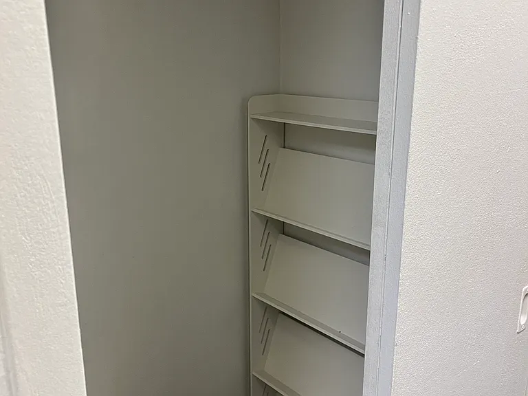 Shoe cabinet