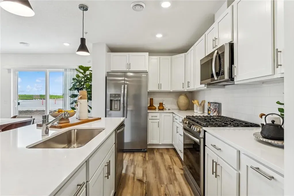 virtually staged kitchen - 5331 Long Pointe Pass