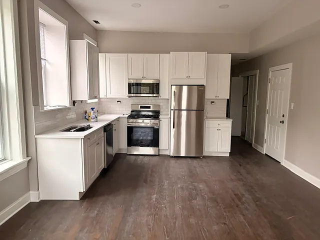 Building Photo - 1860 N Hoyne Ave #2E