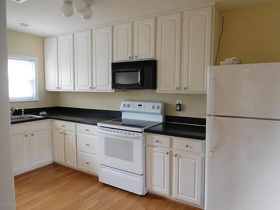 4th image of 21 Hyannis St
