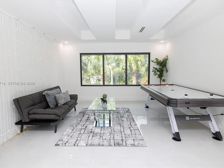 201 Holiday Dr — Photo 11