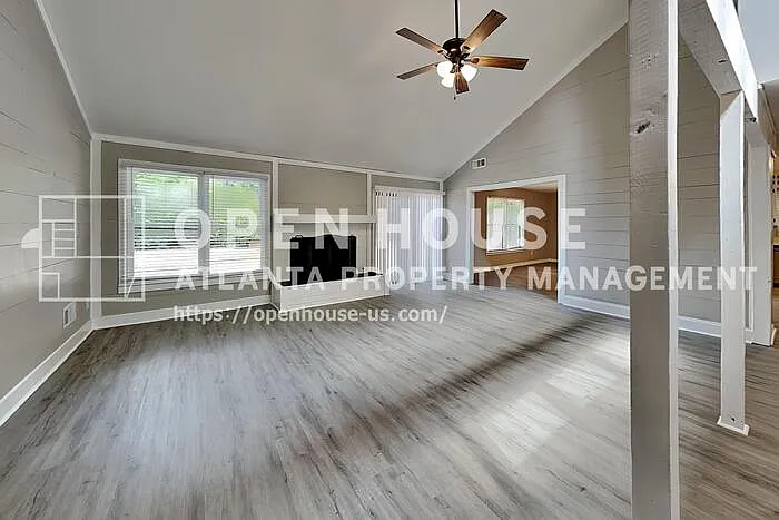 1100 Lake Dr — Photo 4