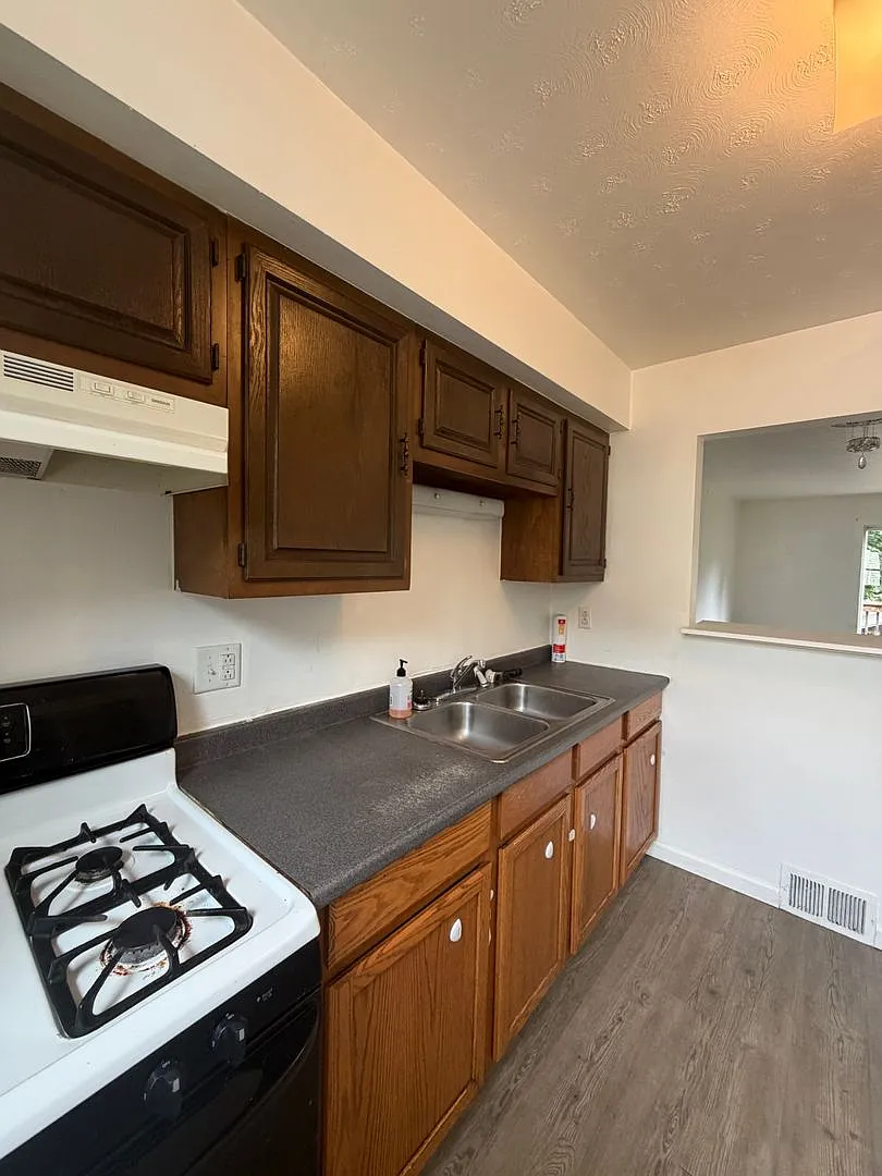 19 E. 10th — Photo 3
