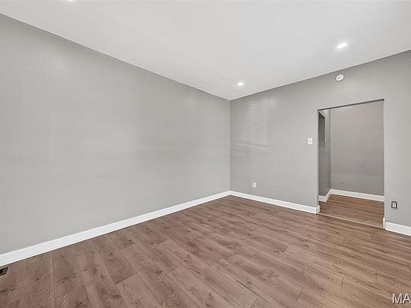 5th image of 4412 Wallace St