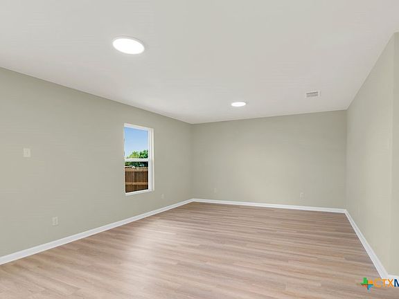 5th image of 806 E 6th St
