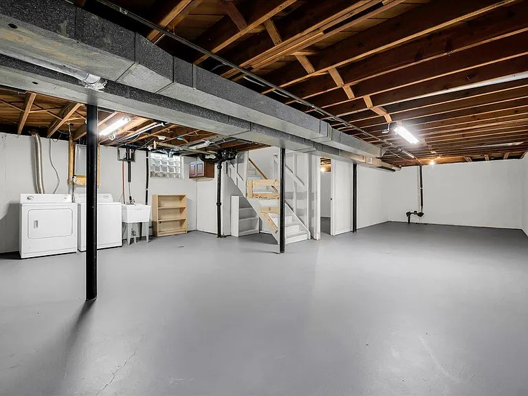 24240 Beverly St — Photo 29