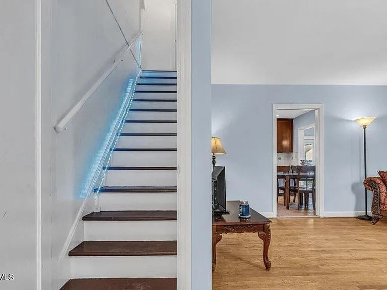 402 Ryders Ln — Photo 7