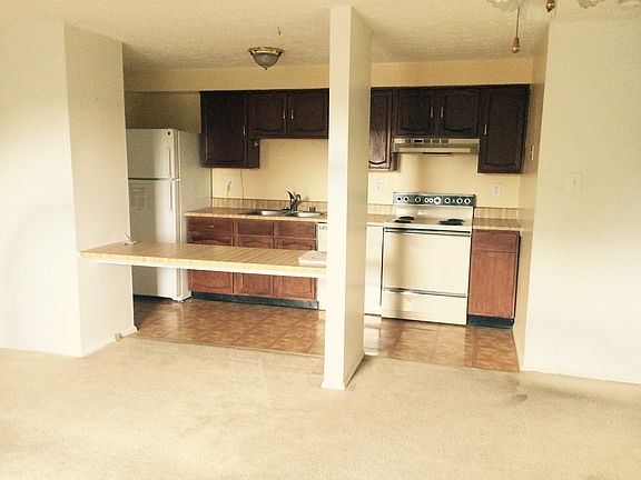 Kitchen w/ breakfast bar