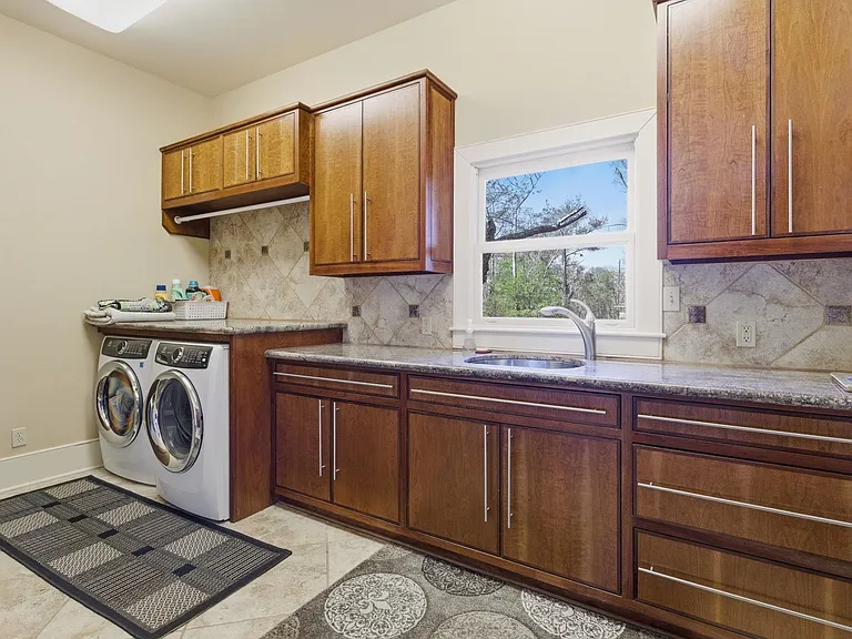 1046 Hollis Rd — Photo 35