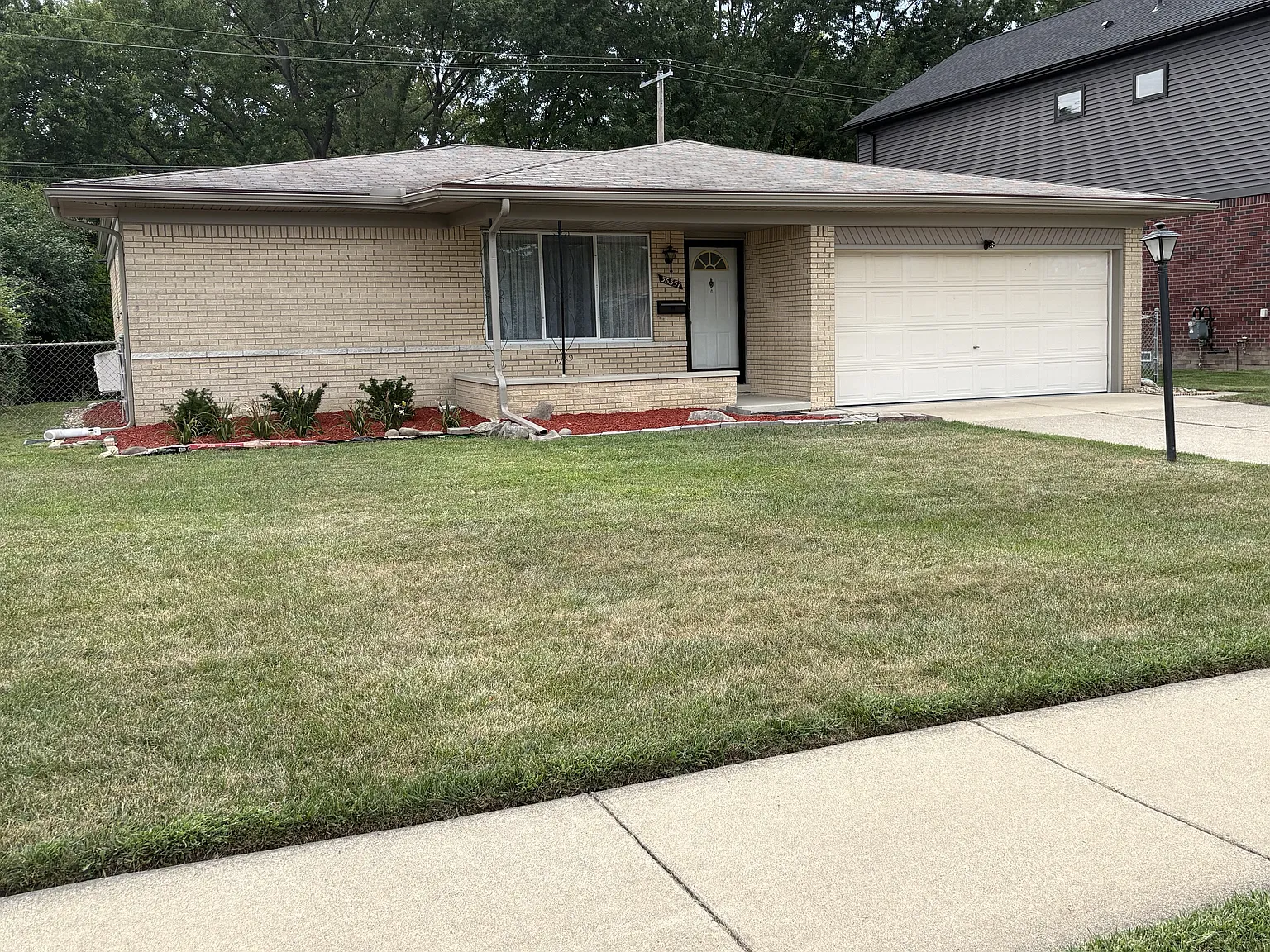 3 bed, 1.5 bath, 1436 sqft, $2,300 — Photo 2