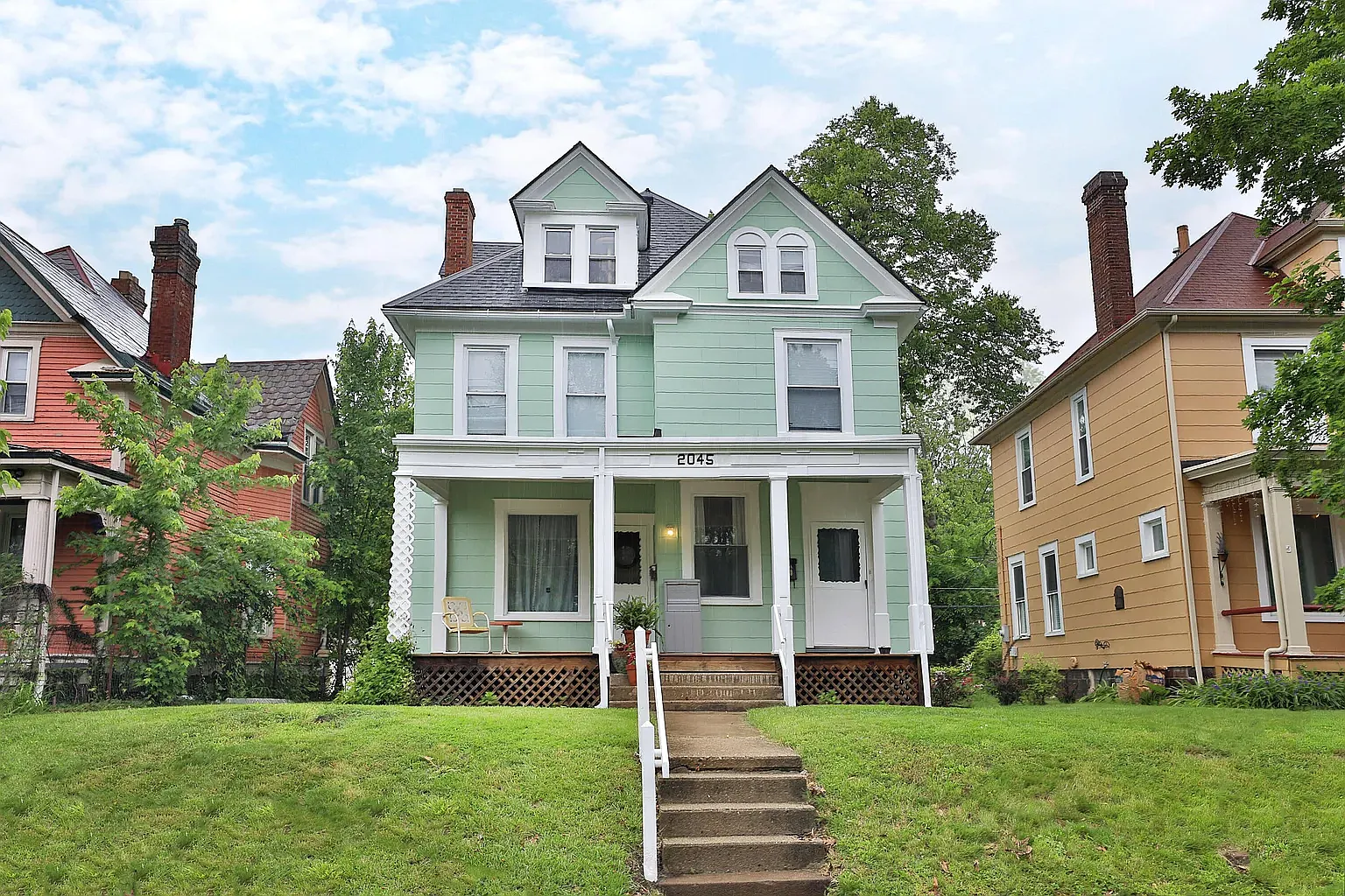 4 bed, $1,975 — Photo 1