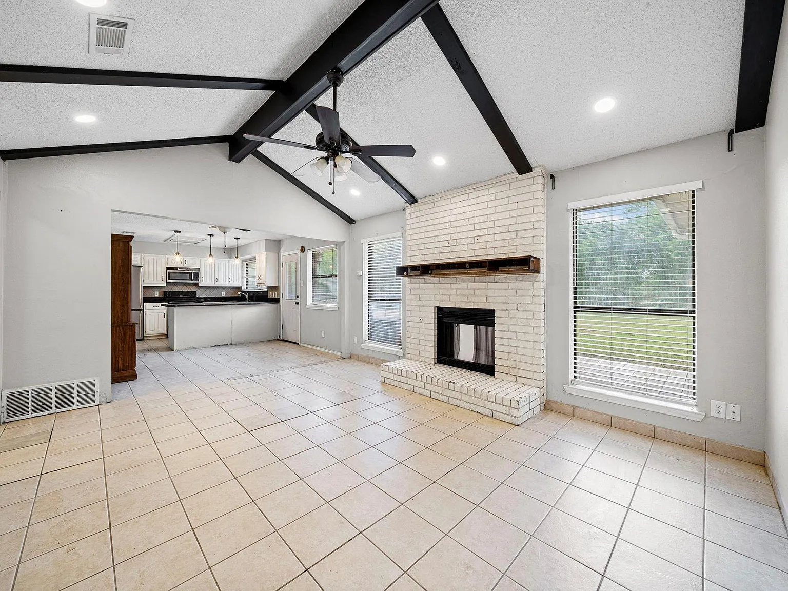 3 bed, 1348 sqft, $1,700 — Photo 2