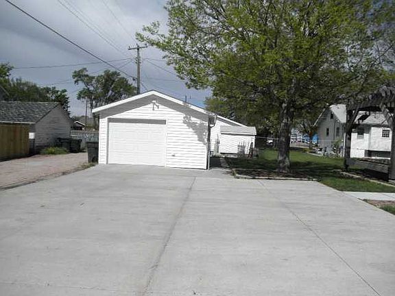 3rd image of 810 E 4TH