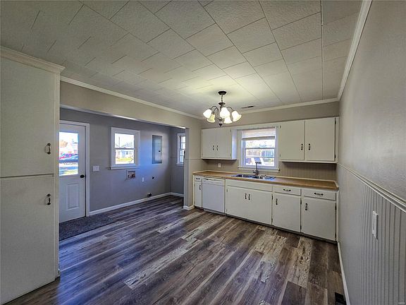 3rd image of 425 N Elm St