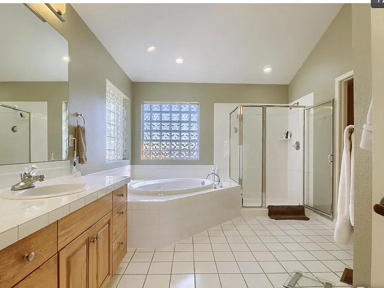 1130 Utica Cir — Photo 14