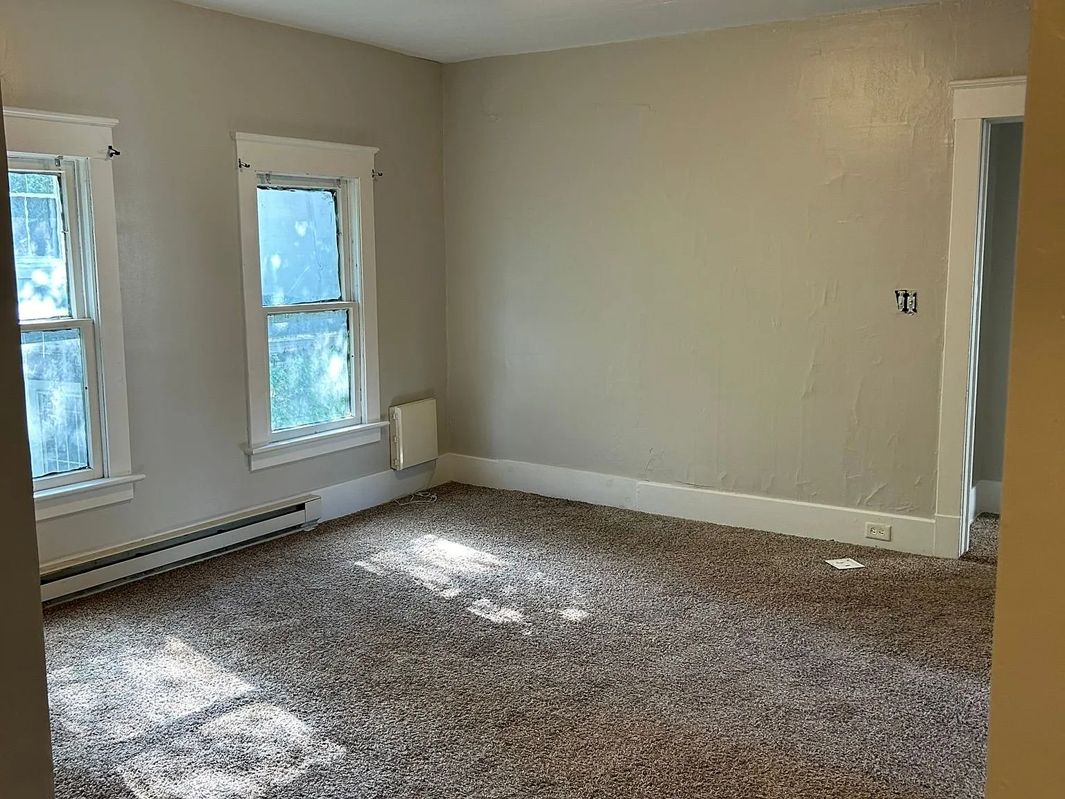 3 bed, 1.0 bath, 1100 sqft, $1,050 — Photo 3