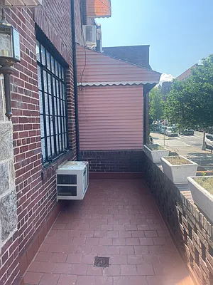 Rented by Halvatzis Realty | media 36