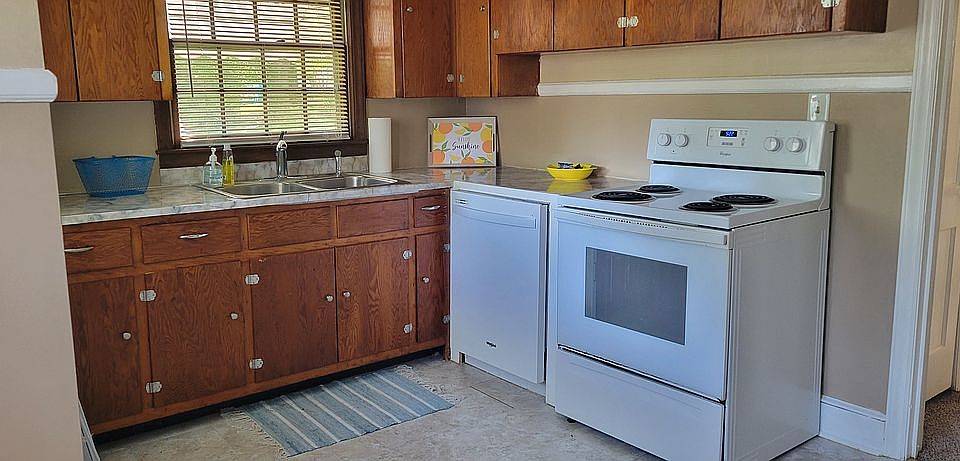 Kitchen w/ dishwasher