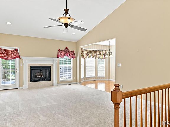 3rd image of 944 Daffodil Ridge Dr