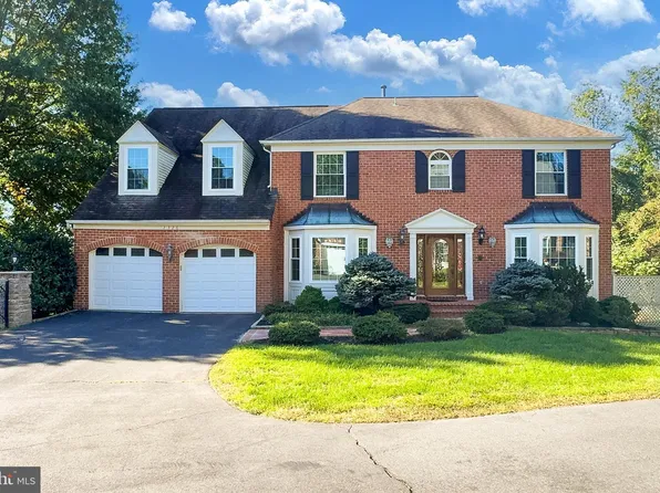 2326 Morgan Ln, Dunn Loring, VA 22027