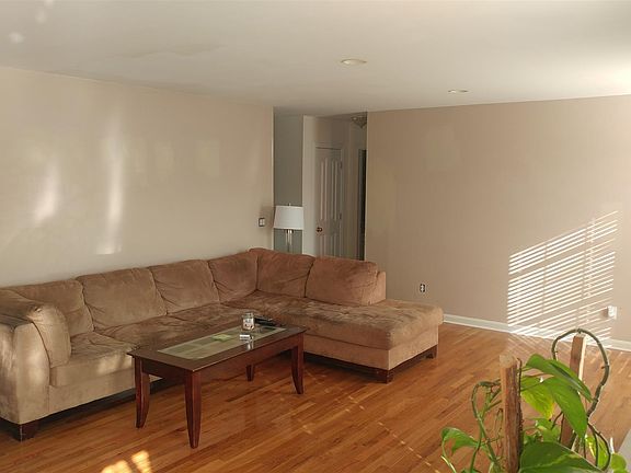 3rd image of 113 Silverstone Dr