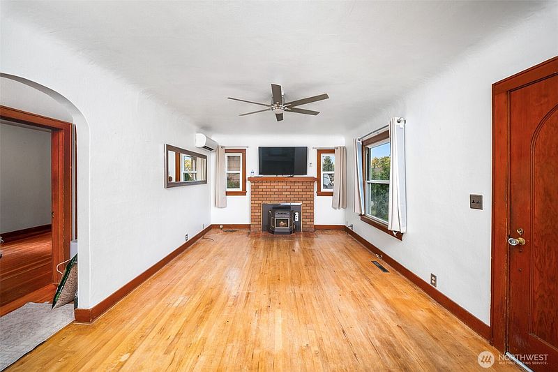 4th image of 301 NW Benton Avenue
