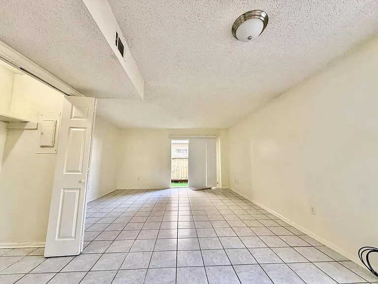 1620D Newport Pl — Photo 11