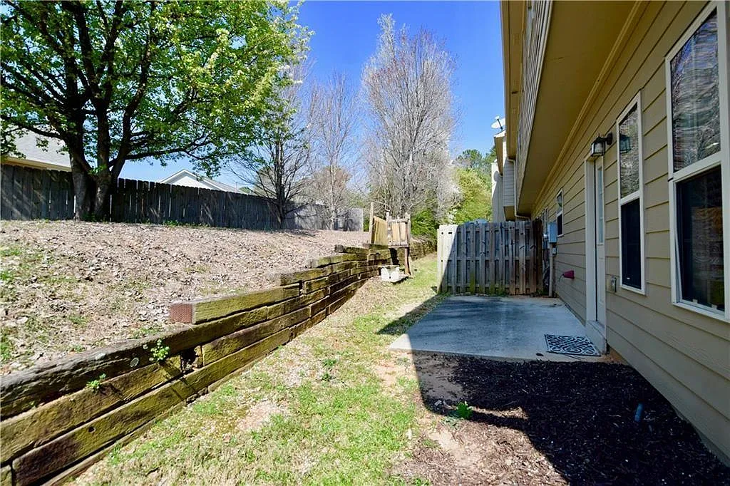 4 bed, 2.5 bath, 2300 sqft, $2,195 — Photo 4