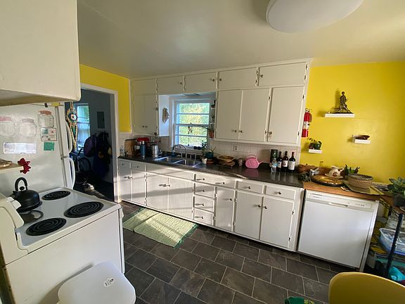 3rd image of 118 N Hillsdale Dr