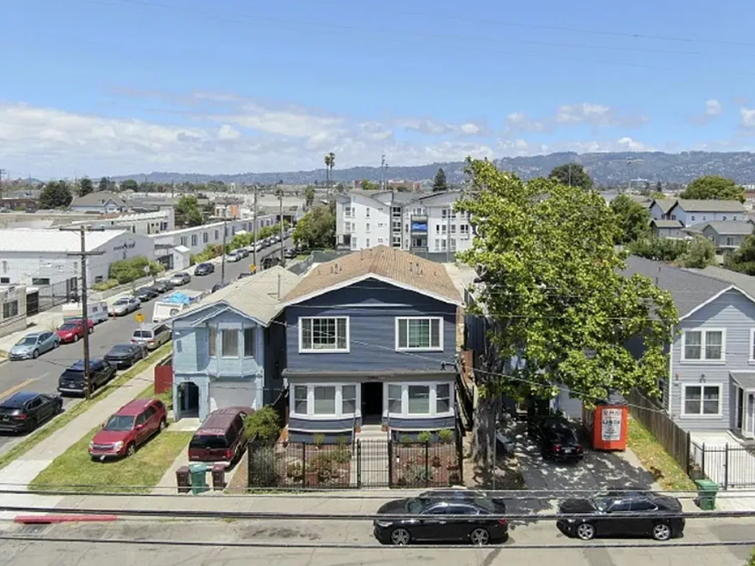 Bright, Renovated 2BR/1BA with Modern Kitchen — Photo 4