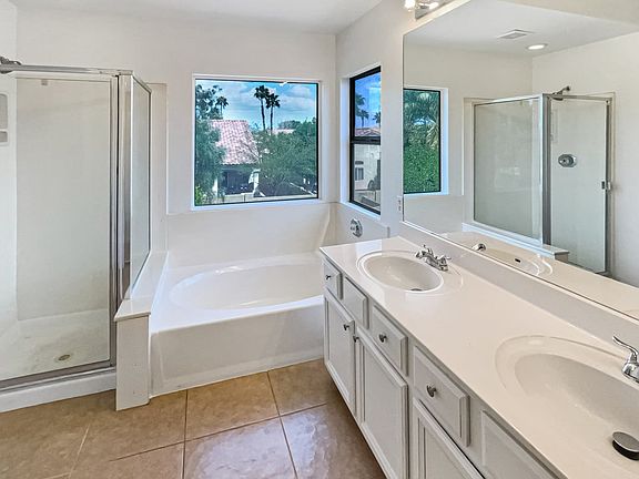 4th image of 1360 E Washington Ave #2