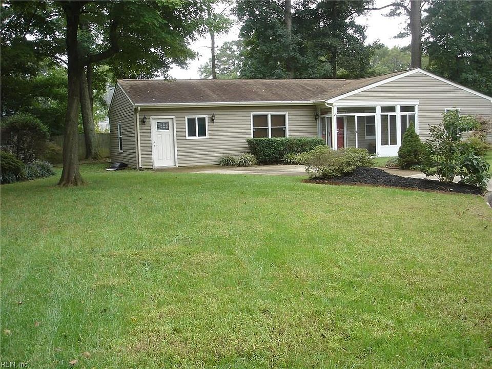 Gorgeous front and side yard view.