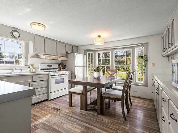 3rd image of 809 Schad Rd